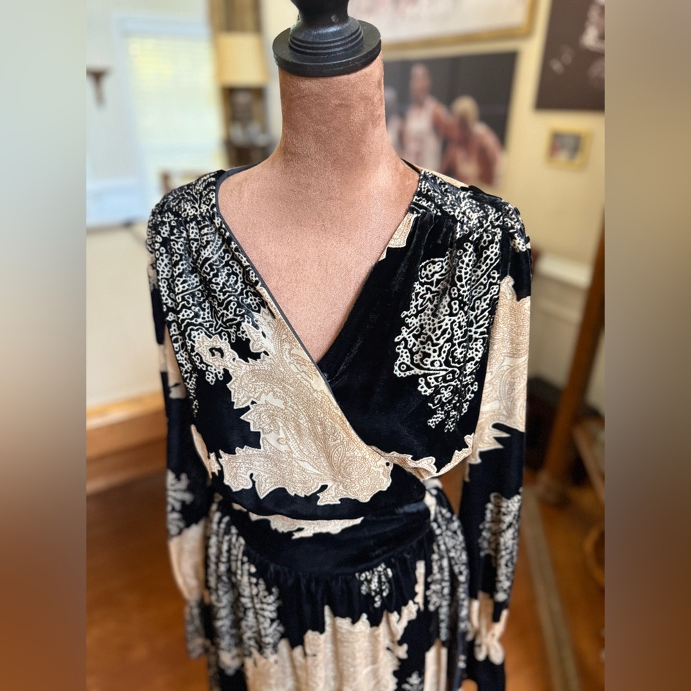 Elegant Long Sleeve Black and Cream Dress - Picture 5 of 7